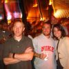 Steve, Pat, Tacy in de bar